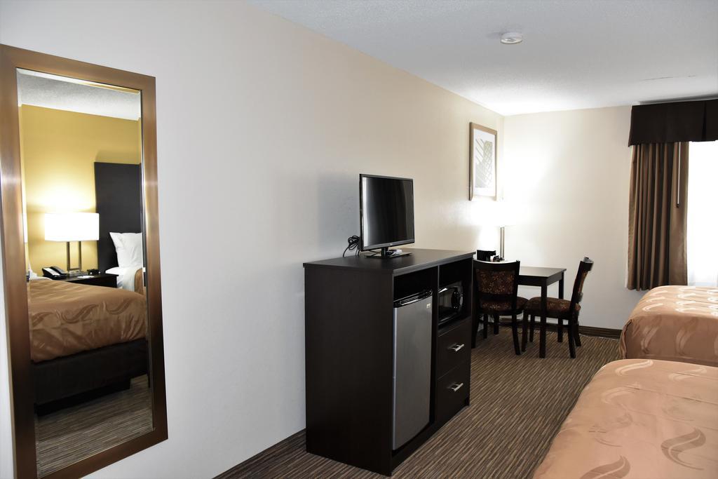 Motel 6-Metropolis, Il Exteriör bild