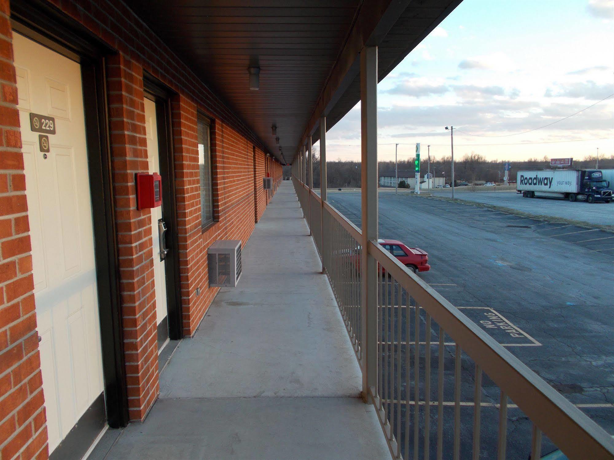 Motel 6-Metropolis, Il Exteriör bild